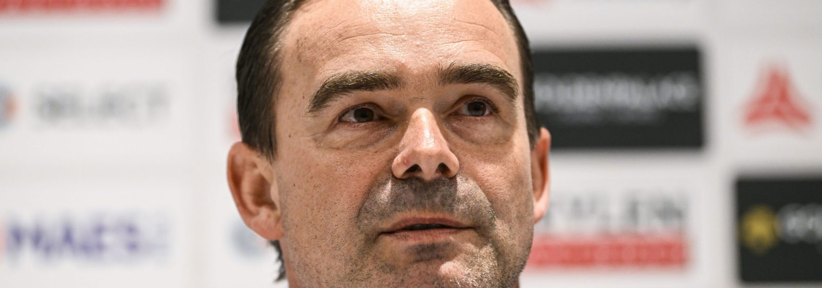 20220321 Overmars bij zijn voorstelling bij Antwerp FC